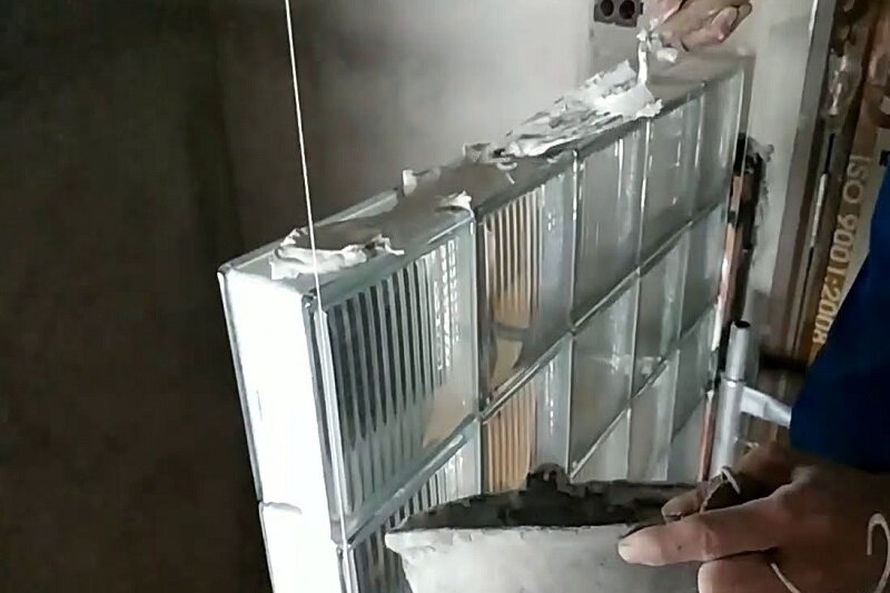 Các bước thi công keo dán gạch kính đúng chuẩn