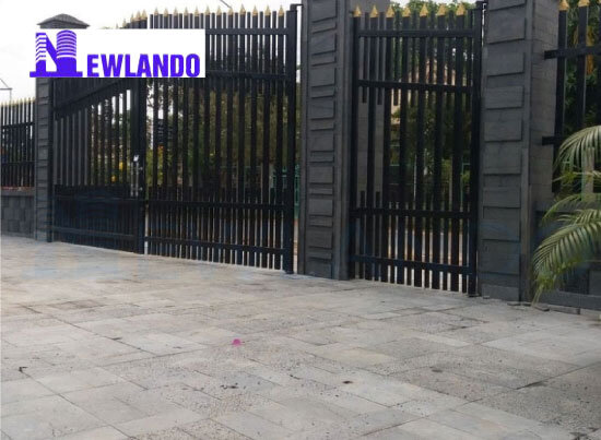 Đá ong xám lát sân vườn 15×30 MT-DO00017 hiện đang là sản phẩm được nhiều gia chủ lựa chọn cho công trình của mình nhờ vào vẻ đẹp đôc – lạ. Tại Newlando bạn có thể tìm thấy những mẫu đá ong xám đẹp với chất lượng tuyệt vời nhất!  Thông tin sản phẩm đá ong xám lát sân 15×30 MT-DO00017 Mã sản phẩm : MT-DO00017  Xuất xứ : Việt Nam  Màu săc : Xám – rỗ tổ ong  Kích thước : 15x30x3 cm ( 22.2 viên/m2)  Đá ong xám lát sân vườn 15x30 MT-DO00017  Giới thiệu về đá ong xám lát sân vườn 15×30 MT-DO00017 Ngày nay, xu hướng sử dụng các dòng vật liệu xây dựng từ thiên nhiệ thay cho những dòng vật liệu công nghiệp ngày càng phát triển. Ngày càng nhiều người yêu thích vẻ đẹp độc đáo mà đá tự nhiên mang lại cho các công trình xây dựng thay vì các dòng gạch ốp tường thông thường hay sơn tường.  Đá ong xám chính là một trong những dòng đá lát nền tường được nhiều người lựa chọn đi đầu trong trào lưu sử dụng đá thay cho gạch lát nền thông thường. Hôm nay, Newlando cũng mang đến cho các bạn mẫu đá đang được rất nhiều người sử dụng : Đá ong xám lát sân vườn 15×30 MT-DO00017.  Đá ong xám là dòng đá tự nhiên được khai thách từ dưới lòng đất của Việt Nam ta. Trải qua hàng trăm năm phong bế dưới lòng đất, trải qua sự tôi luyện của mẹ thiên nhiên đã mang đến cho chúng ta một loại đá với vẻ đẹp vô cùng độc đáo.  Đá ong xám lát sân vườn 15x30 MT-DO00017  Được gọi là đá ong xám với màu sắc và đặc trưng của dòng đá này. Đá có màu xám tự nhiên đặc biệt không thể nhầm lẫn. Bị vùi dưới lòng đất hàng trăm năm, đá hình thanh lên các bề mặt rỗ giống như tổ ong nên được đặt cho cái tên như vậy.  Trên thực tế, đá ong đã được sử dụng trong xây dựng từ rất lâu tại các vùng cao. Nhưng trước đây, đá ong chỉ được khai thác thành khối sau đó ghép lên tường lên nhà chứ không hề được gia công mài dũa. Cho đến ngày nay, khi người ta hiểu được những giá trị của dòng đá này thì chúng mới được nâng niu – chăm chuốt.  Đá ong xám sau khi khai thác thì được các bác thợ lành nghề gia công, mài dũa. Để từ những tảng đá thô làm nên những viên gạch đá ong xám phẳng phiu, đều dặn đến với tay người dùng. Đá ong tại Newlando được nhập 100% từ Việt Nam. Đảm bảo mang đến cho khách hàng những sản phẩm chất lượng nhất với giá thành phải chăng nhất.  Ưu điểm của đá ong xám lát sân vườn 15×30 MT-DO00017 Đá ong xám lát sân vườn 15×30 MT-DO00017 tại Newlando cam kết có chất lượng tốt, được khai thác 100% từ tự nhiên, được gia công sản xuất hoàn toàn tại Việt Nam. Dưới đây, chúng tôi xin nói đến một số ưu điểm nổi bật của dòng đá này:  Đá ong xám lát sân vườn 15x30 MT-DO00017  Độ bền bỉ vượt thời gian  Là một dòng đá tự nhiên, được tôi luyện qua bàn tay của mẹ thiên nhiên. Đá ong xám cũng có một đặc biệt nổi bật mà hầu như dòng đá tự nhiên nào cũng sở hữu chính là độ bền bỉ theo năm tháng của mình.  Đá ong còn khẳng định độ bền của mình ở những công trình có niên thọ lên tới 500 năm. Nếu so sánh với các dòng đá như hoa cương, đá xanh,… thì đá ong xám giòn hơn khá nhiều bởi đá có kết cấu xốp, bề mặt rỗ.  Tuy nhiên, đó cũng không hẳn là nhược điểm của dòng đá này bở đá ong có được đặc tính dẻo dai, đọ co giãn thấp nên khả năng chống chọi với thiên nhiên của dòng đá này không hề thua kém các dòng đá khác.  Thích ứng tốt với môi trường  Khí hậu của nước ta chủ yếu là khí hậu nóng ẩm. Chính vì thế rất hay sảy ra hiện tượng rêu, nấm mốc bám trên bề mặt đặc biệt là các công trình ngoài trời. Đối với đá ong xám bạn hoàn toàn có thể yên tâm về vấn đề này.  Đá ông là đá tự nhiên nên chúng không thấm nước. Chỉ số thẩm nước của đá ong gần như bằng 0. Thế nên dòng đá này hoàn toàn miễn nhiễm với các loại nấm mốc trong môi trường.  Ngoài ra đá ong nhờ vào kết cấu xốp mà có được khả năng hấp thu nhiệt kém, tản nhiệt nhanh. Việc này giúp bạn có được không gian mát vào mùa hè mà lại ấm vào mùa đông.  Vẻ đẹp độc và lạ  Đá ong có màu sắc tự nhiên cùng các vết rỗ trên bề mặt. Khi lát nề bạn sẽ có được một bề mặt vô cùng đặc biệt. Tạo nên một nét cuốn hút, bắt mắt lạ thường. Bất kỳ ai đi qua cũng phải ngắm nhìn vẻ đẹp độc đáo, lôi cuốn của dòng đá này.  Gần gũi với thiên nhiên, an toàn sức khỏe  Hiển nhiên rỗi, đá được khai thác từ lòng đất mẹ nên bạn có thể an tâm về độ thân thiên với thiên nhiên cùng sức khỏe của các thành viên trong gia đình mình nhé!