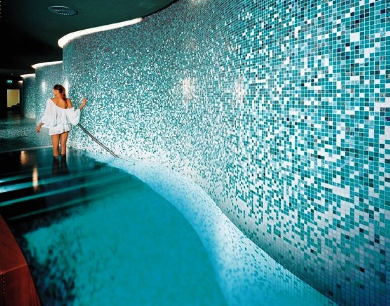 Đưa keo dán gạch Mapei vào thi công gạch ốp lát Mosaic