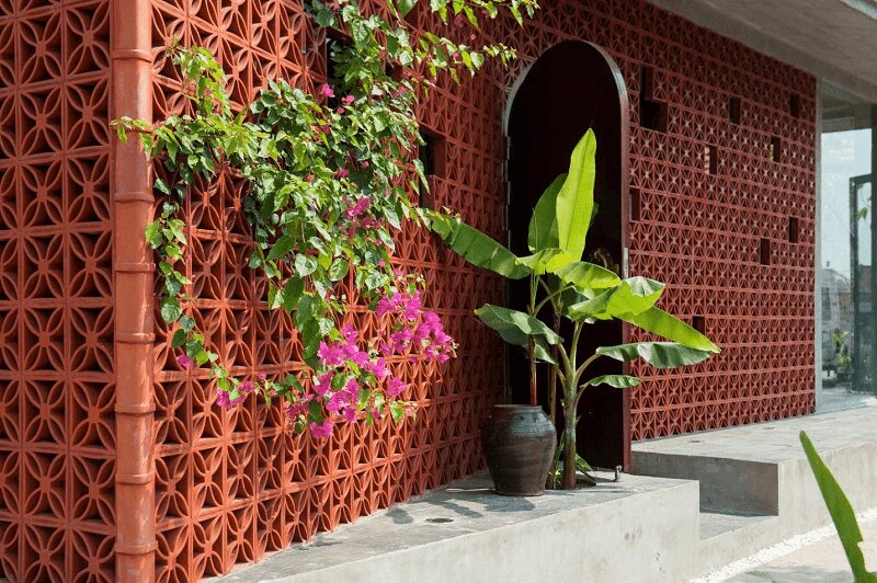 Giải pháp thông thoáng cho ngôi nhà với gạch thông gió đất nung