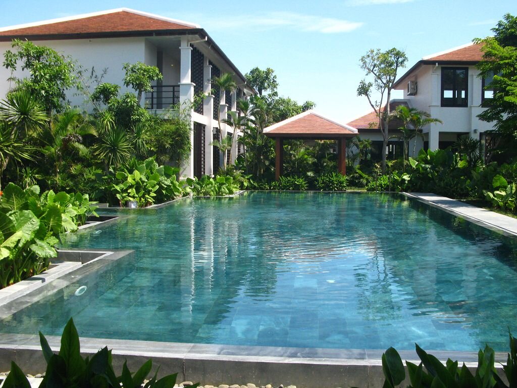 Hồ bơi đẹp lung linh với vật liệu gạch ốp Mosaic