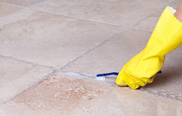 Loại bỏ phần keo thừa ra khỏi đường ron để thi công miết mạch, chà mạch gạch