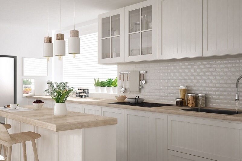 Với việc ốp gạch thẻ, bạn sẽ không phải lo ngại đến việc dầu mỡ bị bắn lên tường khi nấu ăn