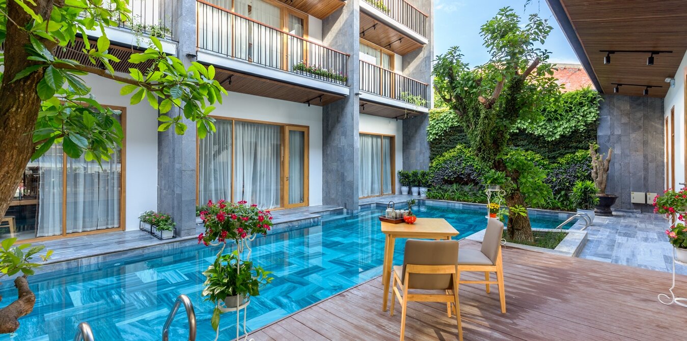 Xu hướng dùng đá đen sọc dưa làm bể bơi
